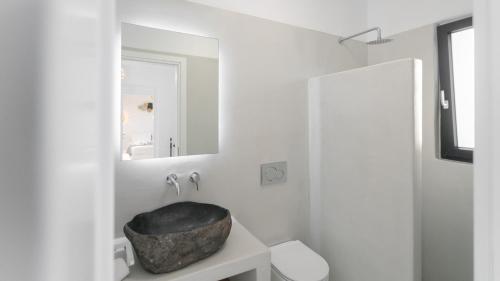 Ένα μπάνιο στο Villa Milagro 4Br with Sea View Mikri Vigla Beach