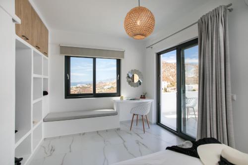 Ένα ή περισσότερα κρεβάτια σε δωμάτιο στο Villa Milagro 4Br with Sea View Mikri Vigla Beach