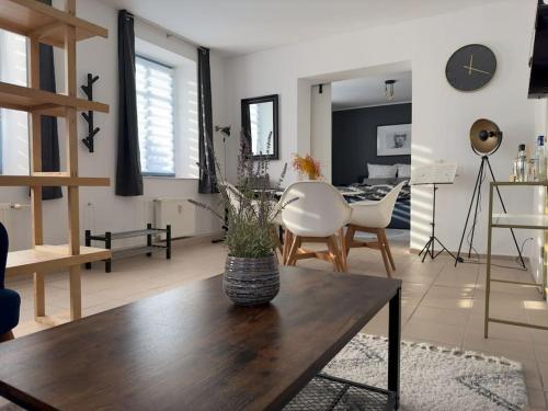 a living room with a vase on a wooden table at Loft with Gym - Kitchen / WiFi / Free Parking in Berlin