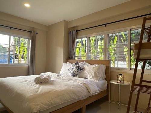- une chambre avec un lit avec deux animaux rembourrés dans l'établissement Luxury Thai Escape, à Chiang Mai