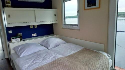 En eller flere senger på et rom på Hausboot Milan - LP9