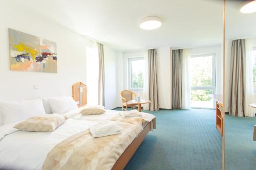 a hotel room with a large bed in a room at Hotel Bessunger Forst in Roßdorf