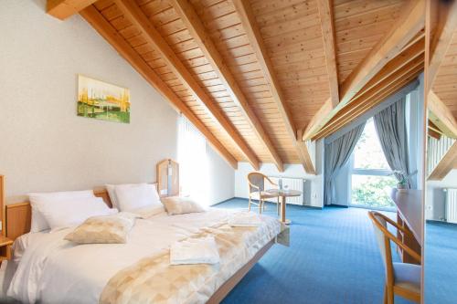 Postel nebo postele na pokoji v ubytování Hotel Bessunger Forst