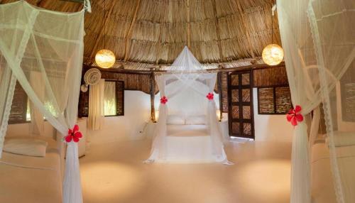 ein Zimmer mit einem Hochzeitsaltar in einem Resort in der Unterkunft Hotel Casalina in Palomino