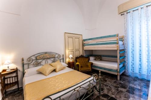 1 dormitorio con 2 literas y escalera en Palazzo dei Don, en Racale