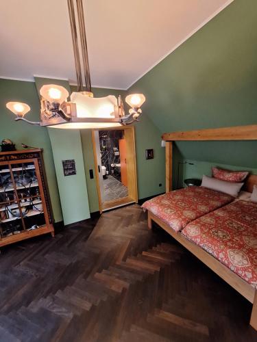 - une chambre avec un lit et un grand miroir dans l'établissement Bed & Breakfast Grünes Gold am Leisberg, à Baden-Baden