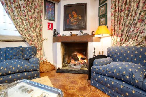 a living room with two couches and a fireplace at Complejo Rural Victory in Cuenca