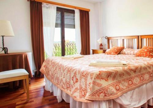 una camera con un grande letto e una finestra di Cal Martí a Montsonis