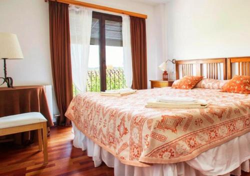 Ένα ή περισσότερα κρεβάτια σε δωμάτιο στο Apartamento con vistas al castillo - Cal Martí