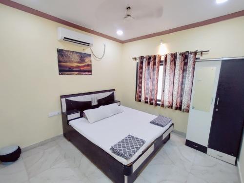 a bedroom with a bed and a window at Hotel Seaview in Murud