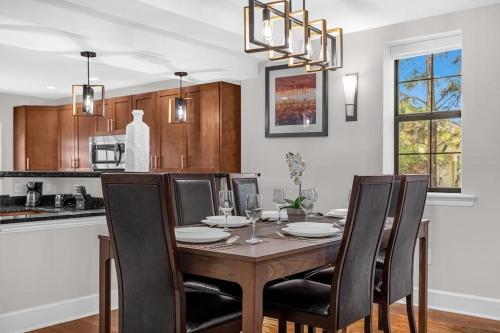 uma sala de jantar com mesa e cadeiras e uma cozinha em Huge 4BR Townhouse 1 Mile to Disney - Perfect for Big Families em Orlando