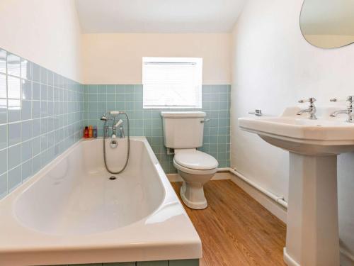 La salle de bains est pourvue d'une baignoire, de toilettes et d'un lavabo. dans l'établissement 2 Bed in Tavistock 83623, à Tavistock