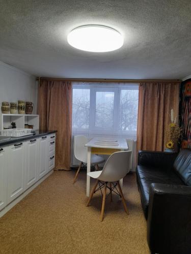 een woonkamer met een tafel en een bank bij Автентичний Лофт Апартамент в Карпатах in Krivorovnya