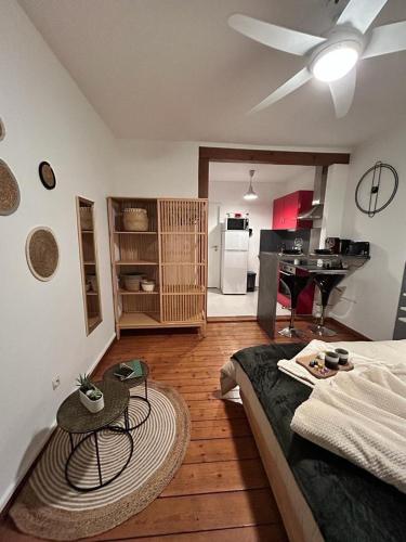 une chambre avec un lit et une cuisine avec une table dans l'établissement Chez Michèle et Philippe, à Munster