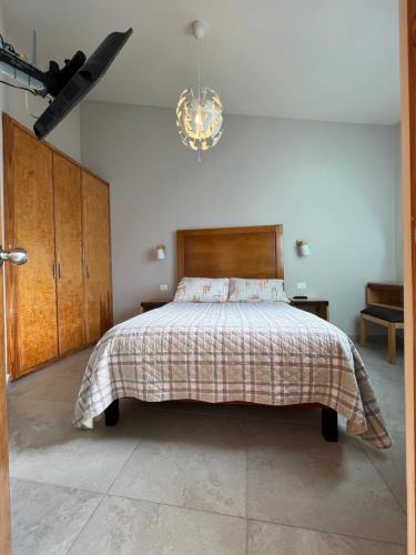 - une chambre avec un lit et un lustre dans l'établissement Privada 400, à Pachuca