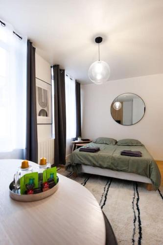 - une chambre avec un lit et un train de jouets sur une table dans l'établissement La Casa : Logement en centre ville, Cathédrale, à Amiens