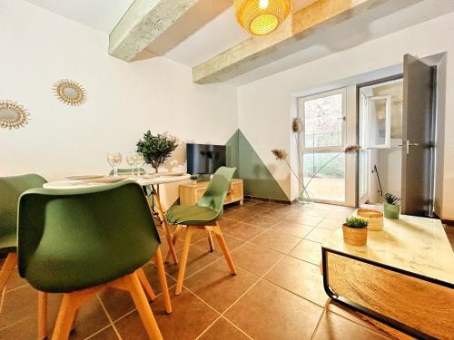- un salon avec une table et des chaises vertes dans l'établissement Olive Serenity, à Arles