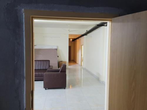 corridoio con divano e soggiorno di Hotel Deepak Retreat a Gudivāda