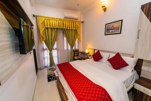Postel nebo postele na pokoji v ubytování The Roma Homestay in Sarnath Varanasi