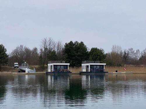 deux bateaux au milieu d'un lac dans l'établissement Hausboot Seensucht - LP14, à Laasow