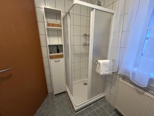 y baño con ducha y puerta de cristal. en Wohntraum im Herzen von Pregarten, en Pregarten