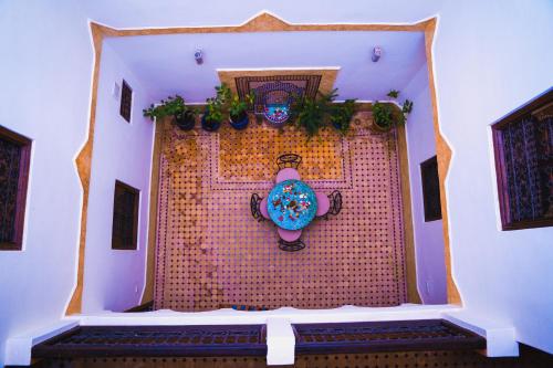 una habitación con una pared con una olla en la pared en RIAD LAICHI, en Marrakech