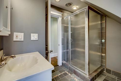 y baño con ducha y lavamanos. en 4 - 5 Bed Apt Victorian Beach House in Asbury Park, en Asbury Park