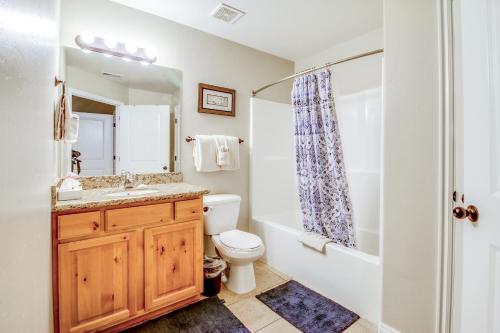La salle de bains est pourvue d'un lavabo, de toilettes et d'une douche. dans l'établissement Red Cliff 3J, à Moab