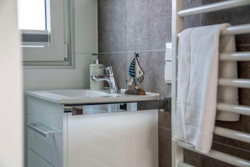 La salle de bains est pourvue d'un lavabo et d'une serviette. dans l'établissement Hausboot Albatros - LP4, à Laasow
