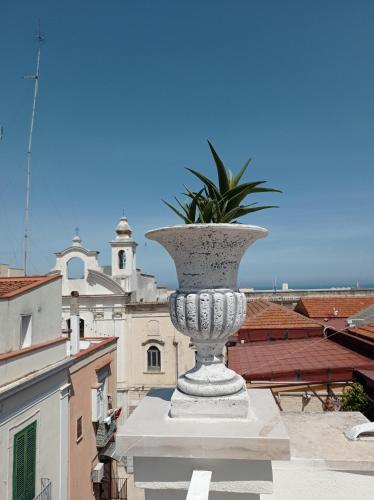 a large white vase sitting on top of a building at Bed & Breakfast Casa Lopez in Barletta