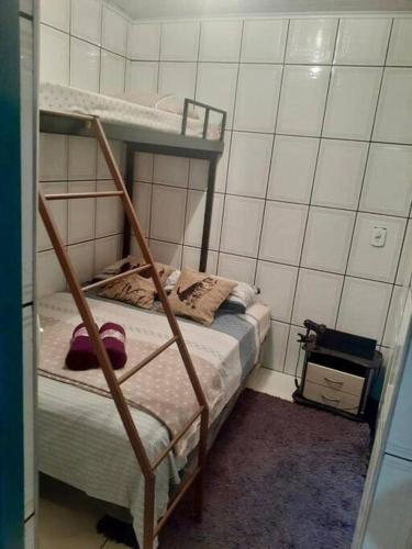 a small bedroom with a bunk bed in a room at Casa Antônio Dias in Ouro Preto