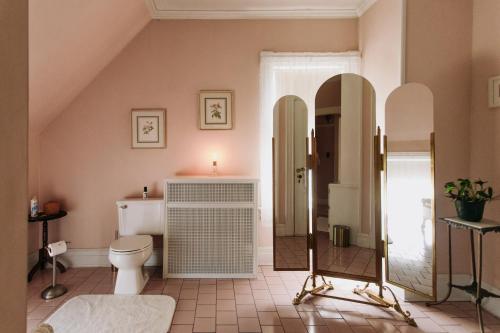 La salle de bains est pourvue de toilettes et d'un lavabo. dans l'établissement South Shire, à Bennington