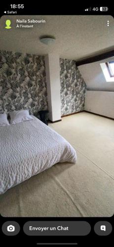 1 dormitorio con cama blanca y pared en Maison campagne, 