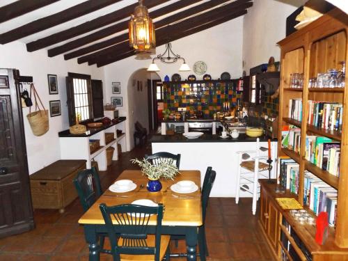 eine Küche und ein Esszimmer mit einem Tisch und Stühlen in der Unterkunft Casa Almendros in Sedella