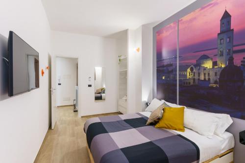 バーリにあるJust Here apartments - Ninaのベッドルーム1室(大きな絵画が壁に描かれたベッド1台付)