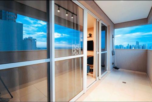 um quarto com uma grande janela com vista para a cidade em #2216# APÊ LINDO E ACONCHEGANTE COM CHURRASQUEIRA em Goiânia