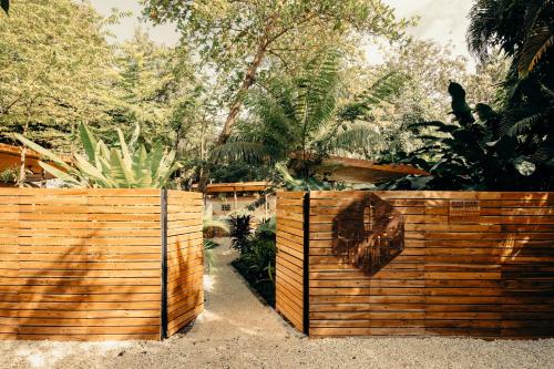 Ein Garten an der Unterkunft Somos