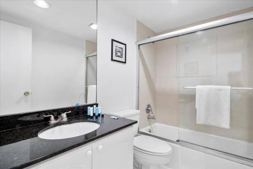 een witte badkamer met een wastafel en een toilet bij Beachfront 2 bedroom at Tides Hollywood 8th floor in Hollywood