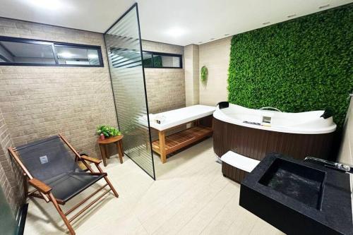 uma casa de banho com banheira e banheira em Apartamento Alto Padrão Jatiúca - Maceió - Alagoas em Maceió