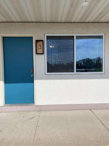 ein Gebäude mit einer blauen Tür und einem Fenster in der Unterkunft Unit 3 - Stand Rock Studios in Wisconsin Dells