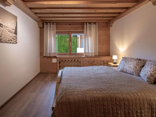 1 dormitorio con cama y ventana en City Hide-Away, en Kitzbühel