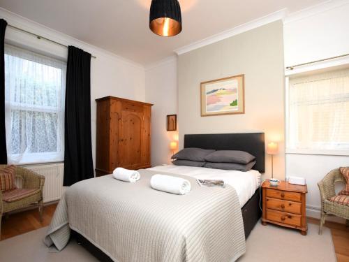 Un dormitorio con dos camas con toallas encima. en 2 Bed in Ventnor 75730, en Ventnor