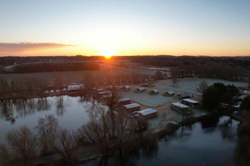 een luchtzicht op een parkeerplaats bij zonsondergang bij Woodlakes Park By Liv Retreats in Kings Lynn