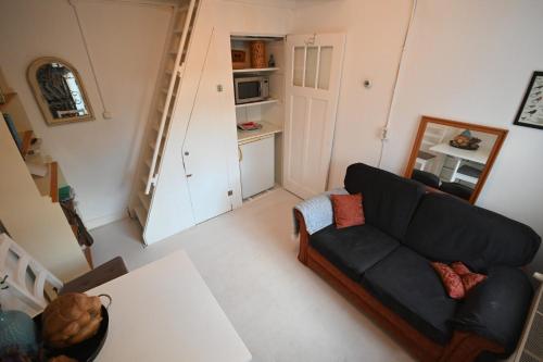 uma vista superior de uma sala de estar com um sofá em Zomerhuisje Wijk aan Zee em Wijk aan Zee