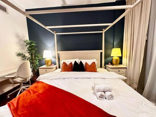 En eller flere senger på et rom på Amazing 3Bedroom Apartment In Laya Residence JVC