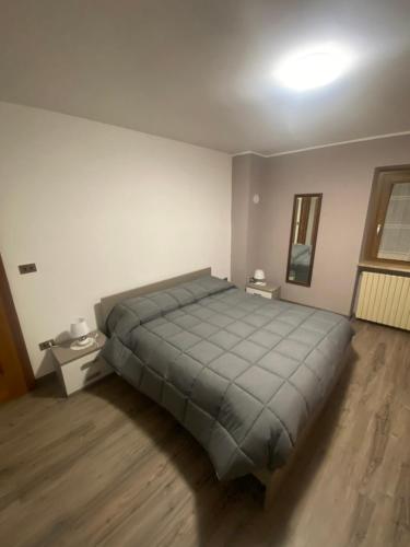 A bed or beds in a room at Appartamento della Nonna