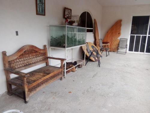 Zimmer mit einem großen Aquarium auf einer Holzbank in der Unterkunft Tequex in Xochimancan
