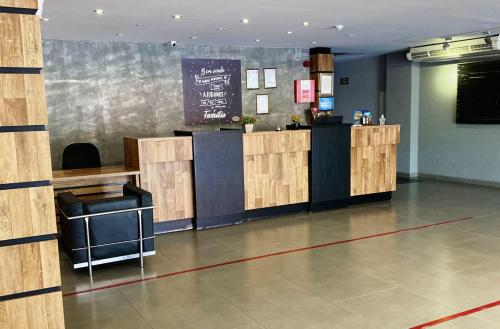a fast food restaurant with a counter and a bar at Itaipu Hotel in Foz do Iguaçu
