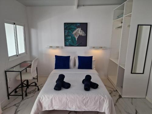 - une chambre dotée d'un lit avec deux ours en peluche dans l'établissement Ático Micaela. Terraza y vistas, à Santa Cruz de Tenerife