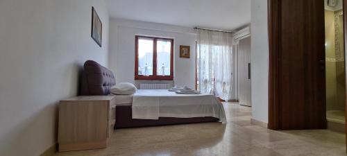 - une chambre avec un lit, une table et une fenêtre dans l'établissement EM Holiday Apartment2, à Quartu SantʼElena